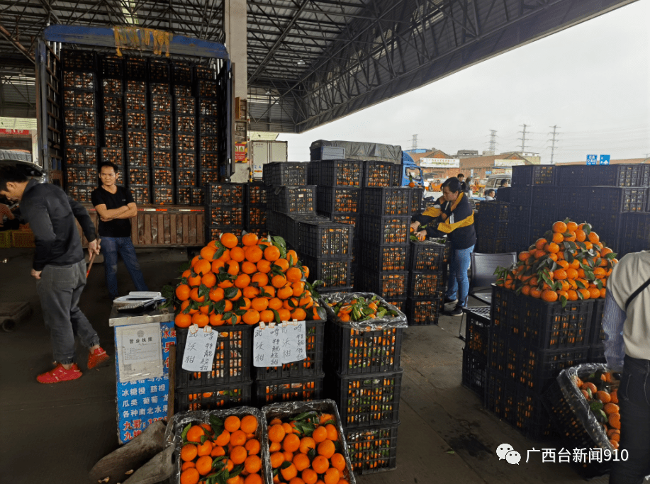 18日上午10点,记者在广西海吉星农产品交易市场水果交易区看到,这里一
