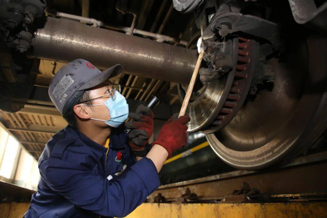齐齐哈尔北车辆段库检车间针对春季客车"疲劳"问题,全面排查客车走行