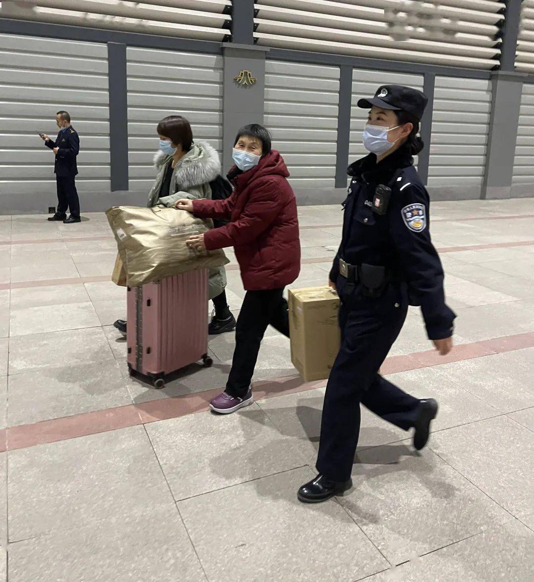 2017年3月,由20名女乘警组成的呼和浩特铁路公安处乘警支队五大队成立