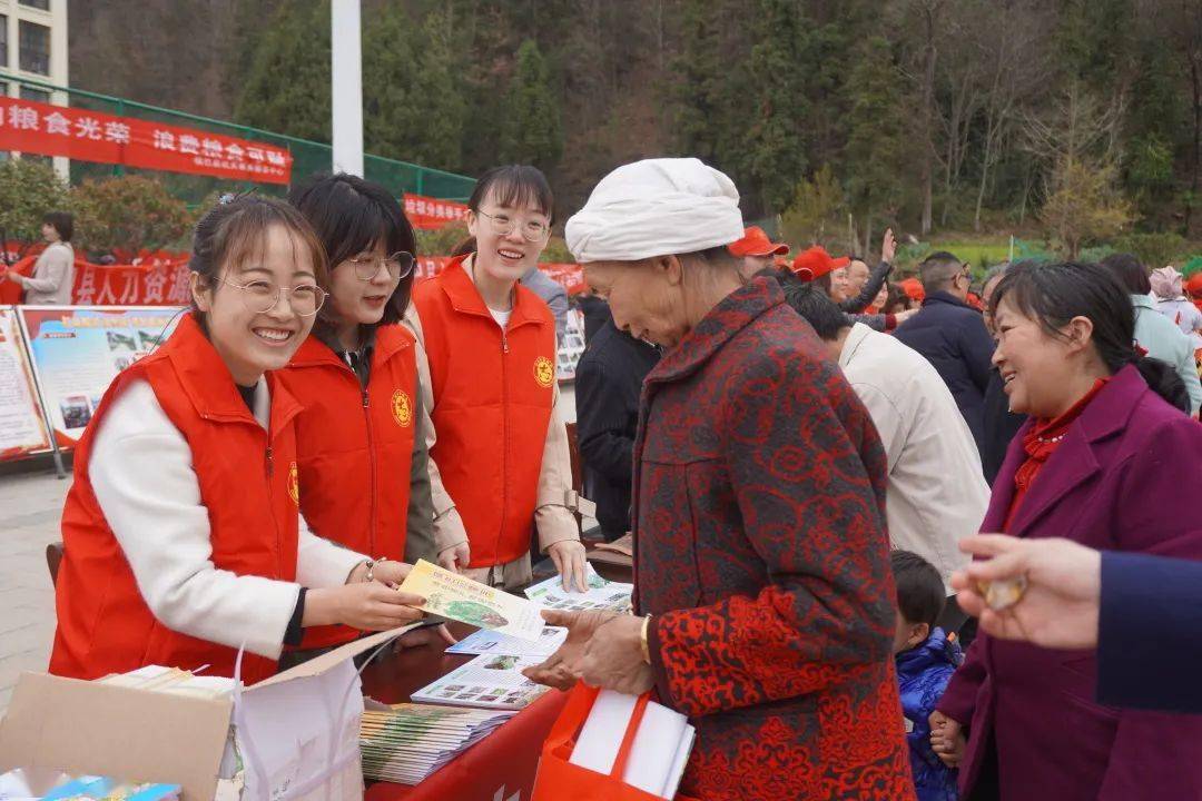 镇巴县文化科技卫生三下乡奏响乡村振兴好乐章