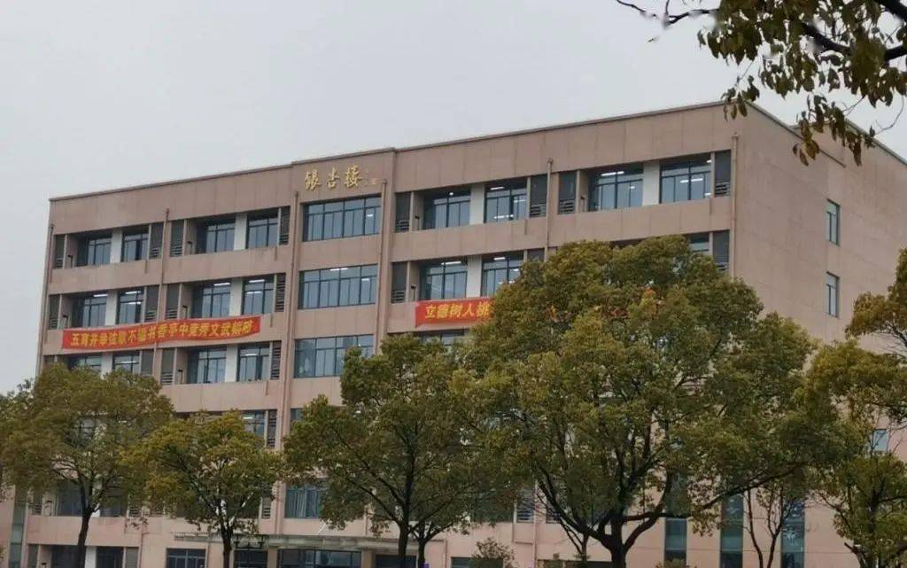 团队在江苏省南通市通州区兴东街道西亭高级中学开展了"展学子风采,扬