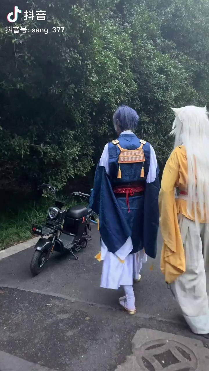 刀剑乱舞三日月宗近小狐丸现代本丸老年人出阵都用什么交通工具