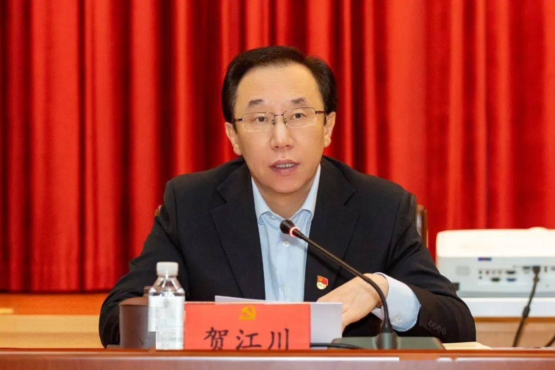 党委副书记,总经理李松平主持会议,党委副书记潘秀明传达上级会议精神