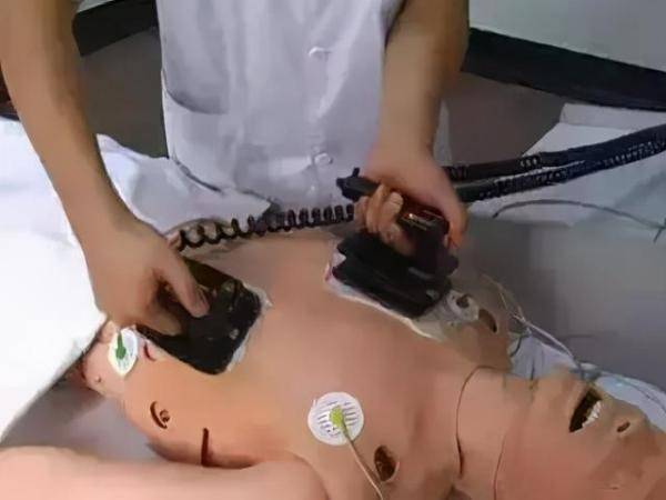 所谓电击除颤,要有"颤"才能"除",这个"颤"是指致命的"心室颤动",其心