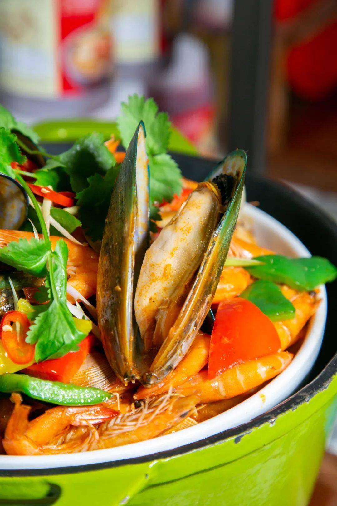 海鲜炒饭之中,乌冬面裹上了泡菜浓浓的甜辣,就连刀豆也是用桑巴酱炒制