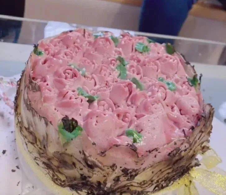 生日宴会上蛋糕着火了网友现烤蛋糕