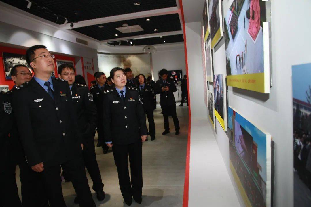 左右滑动查看更多在杨根思烈士纪念馆,听取杨根思烈士英雄事迹介绍.