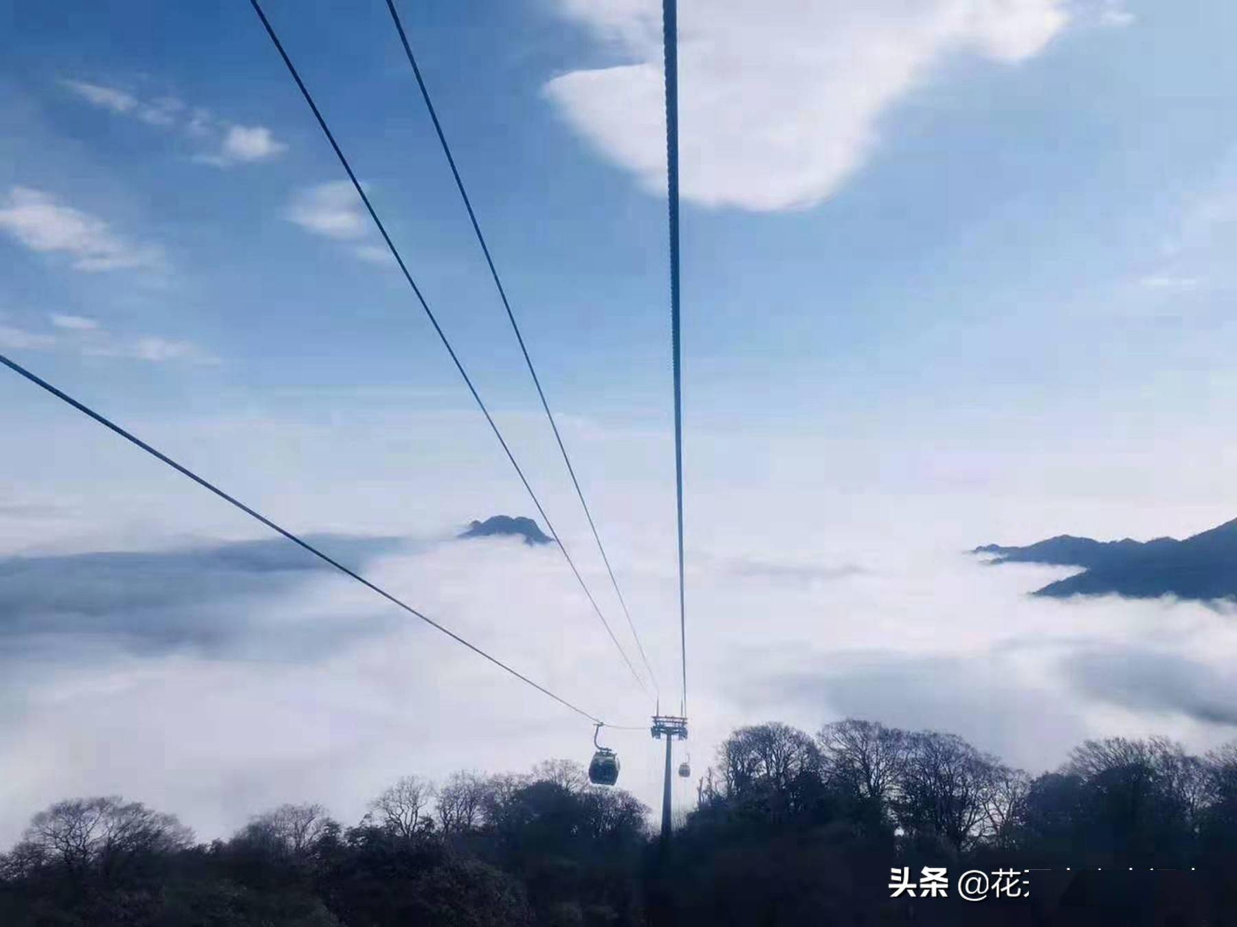 如画的梵净山被包围在白色的云海中随风飘动 仿佛置身于仙境 金顶