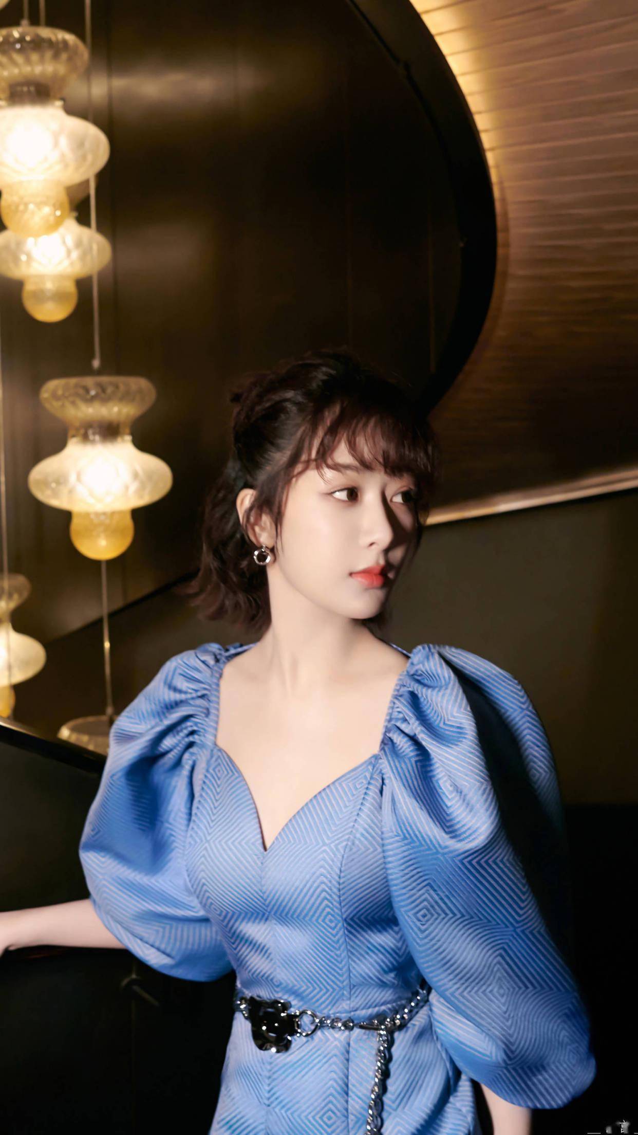 杨紫这次惊艳了一袭蓝色提花廓形裙上身优雅又温婉美出新高度