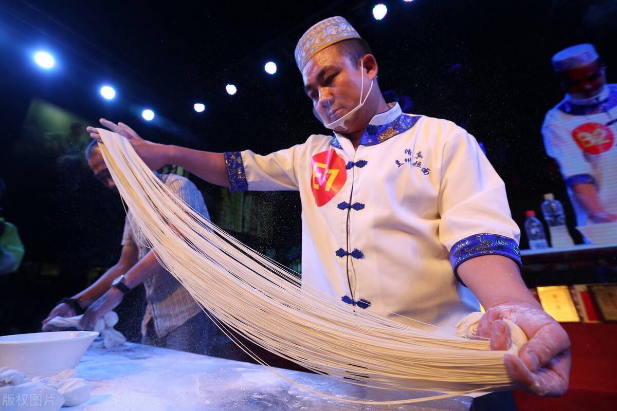 山东拉面嫂招架不住了为什么心理和身体素质比不上大衣嫂