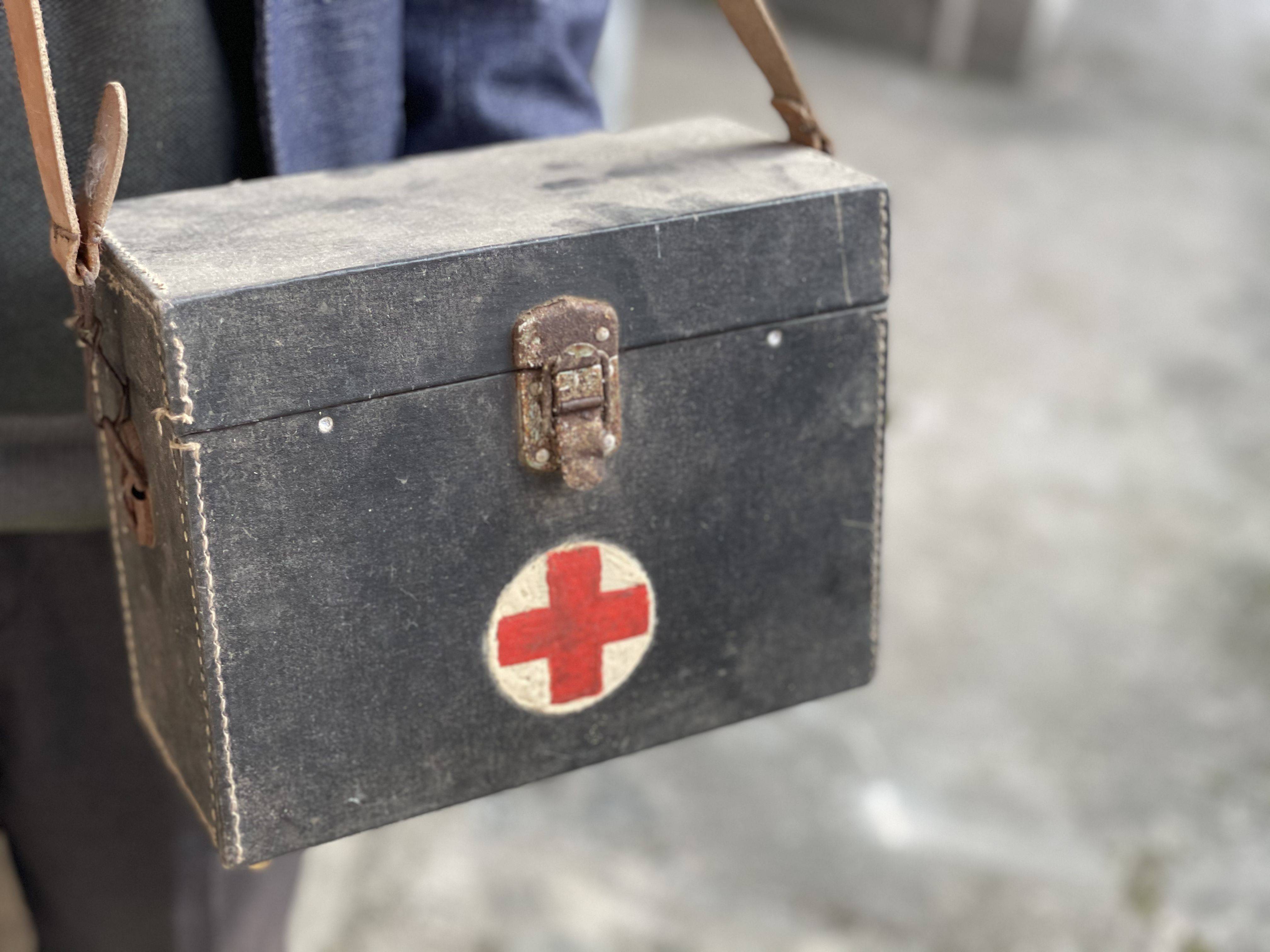 李国泰还留着几十年前用过的牛皮药箱.