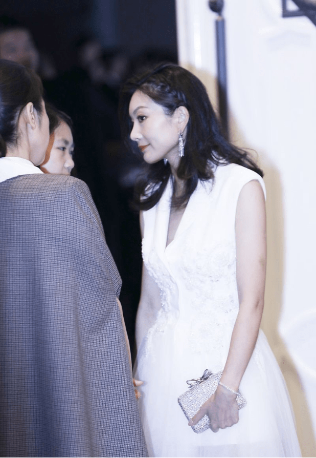 张艺谋陈婷携女出席活动陈婷一袭白纱裙优雅动人女儿太像爸