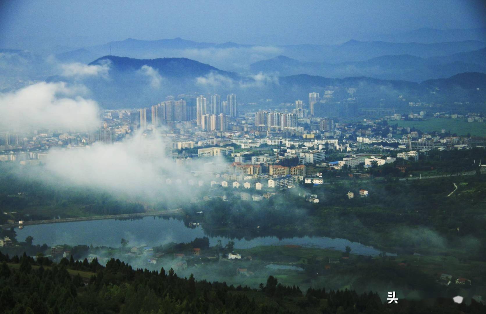 绵阳梓潼县位于四川盆地西北部,是古蜀道主要干线之一的金牛道"坡去平