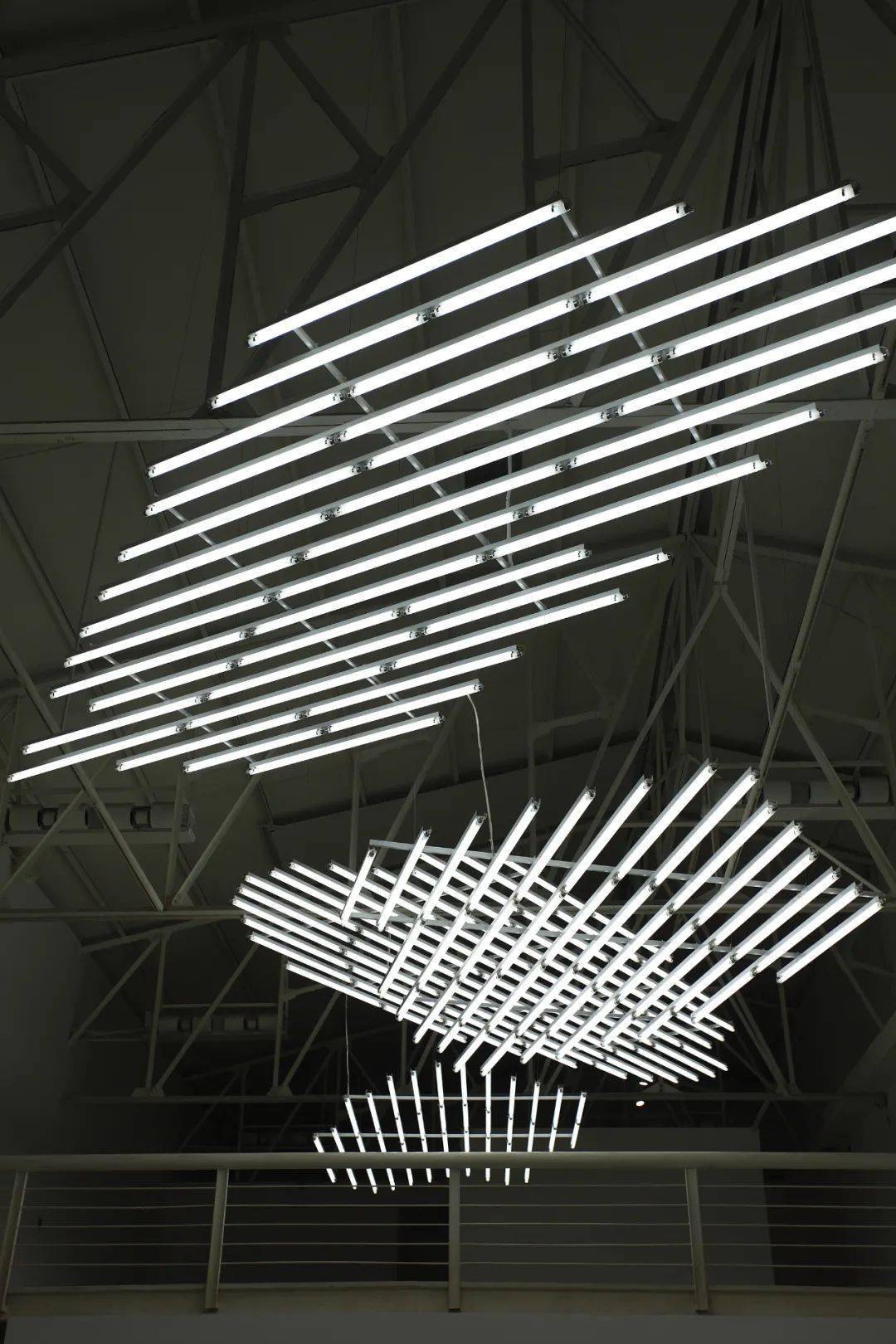 李景湖 《白云》 1145×430×130cm 日光灯管,灯架 2009 图片由魔金石