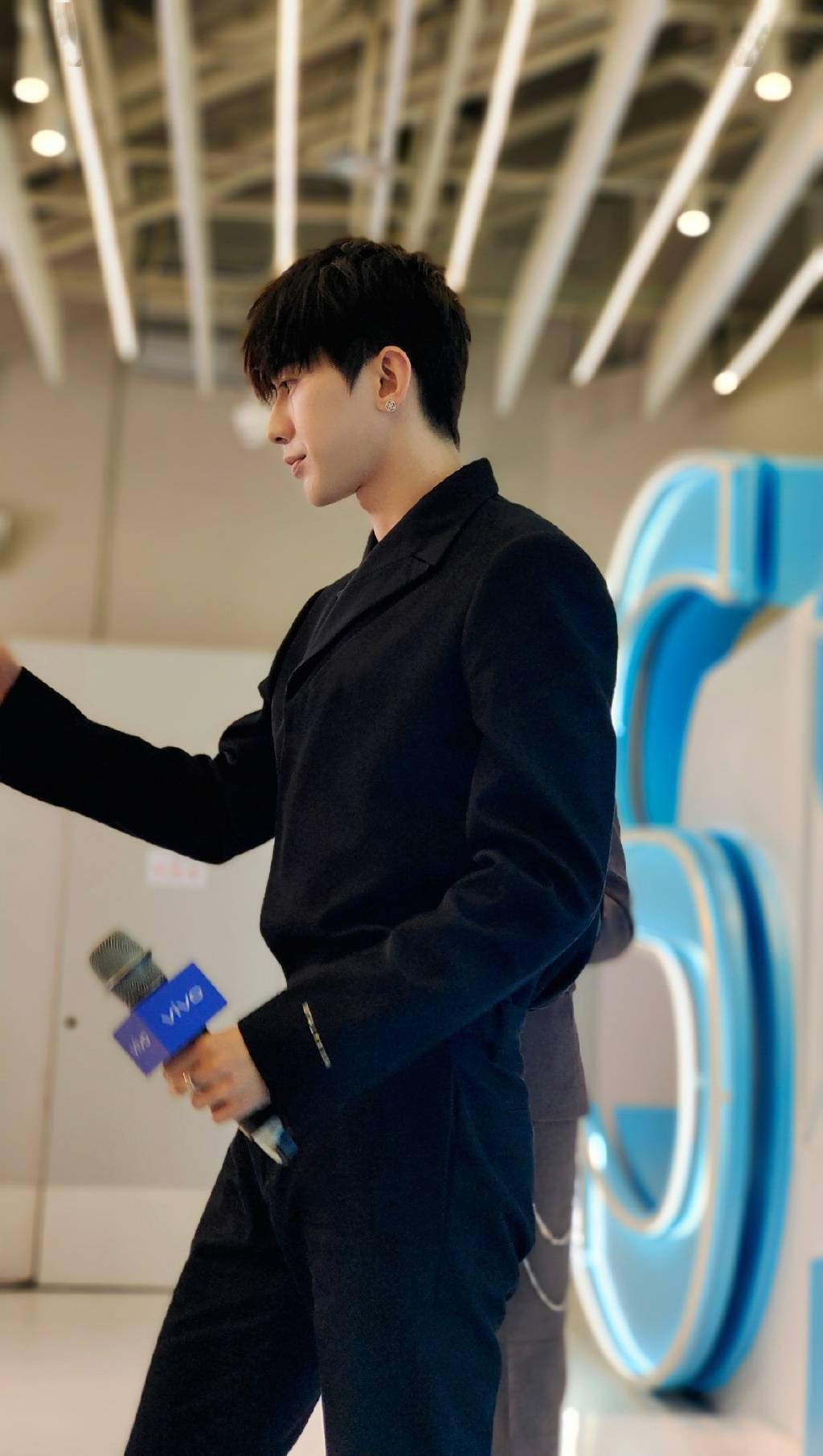 坤比例逆天,生动演绎哥哥的腿不是腿,塞纳河畔的春水,尤其他微微弯着