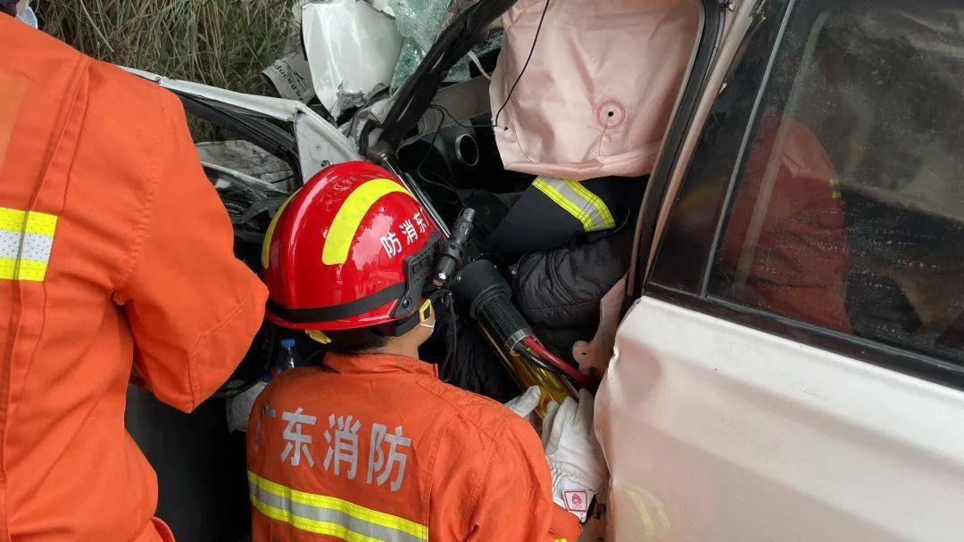 s237省道洪阳路段发生车祸车头严重变形司机被困