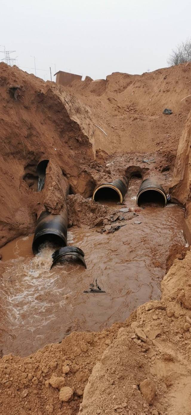 野蛮施工成城市供水杀手郑州仅半个多月就有四处供水管道被挖断还有人