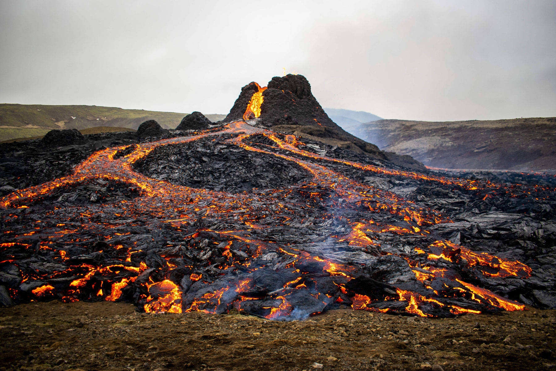 冰岛人的周末历险：喷发的火山美不美？熔岩烤肠香不香？