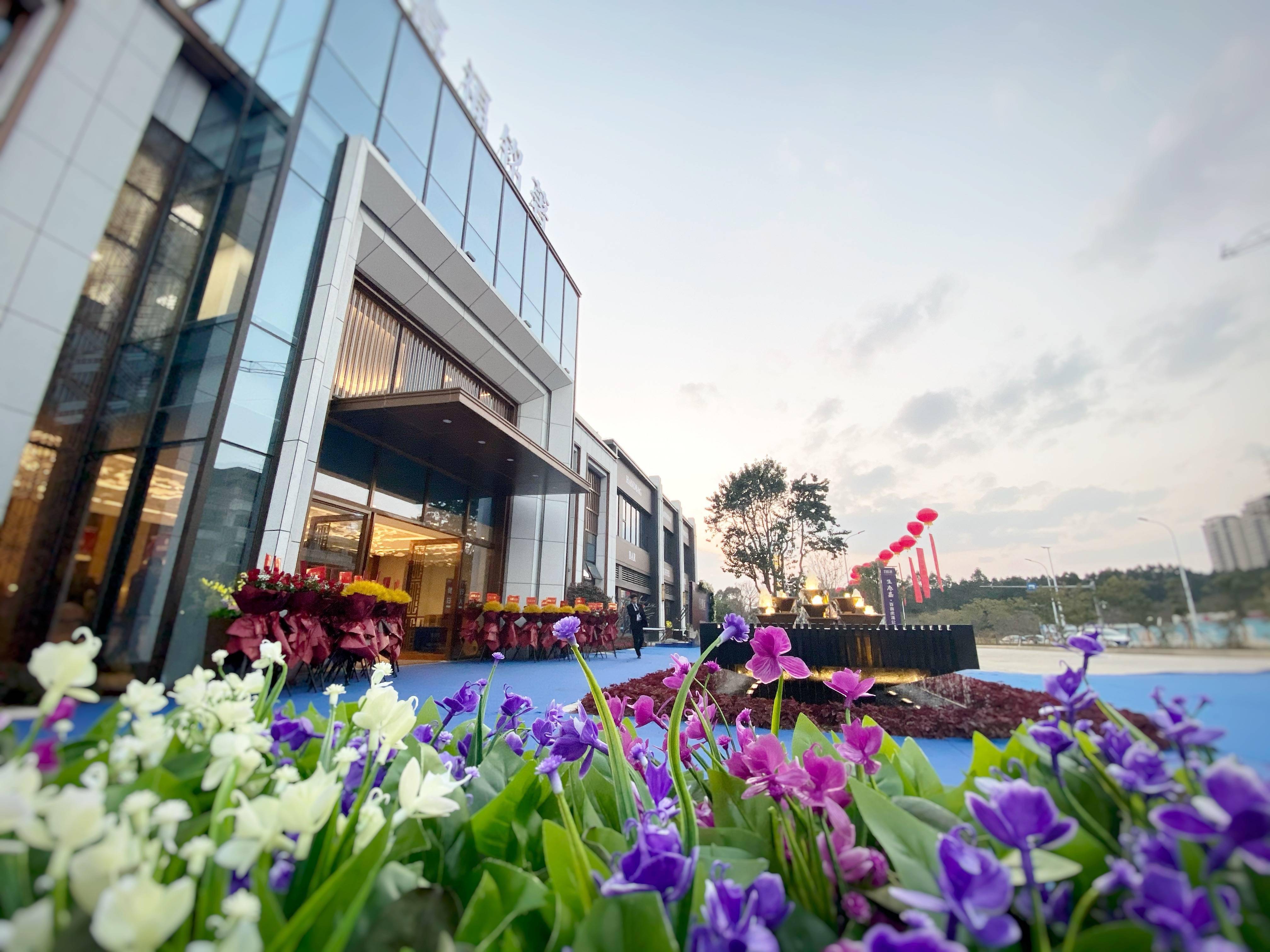 内部规划面积超万平方米的古典风格园林景观,包含艺术水剧场,风情花园