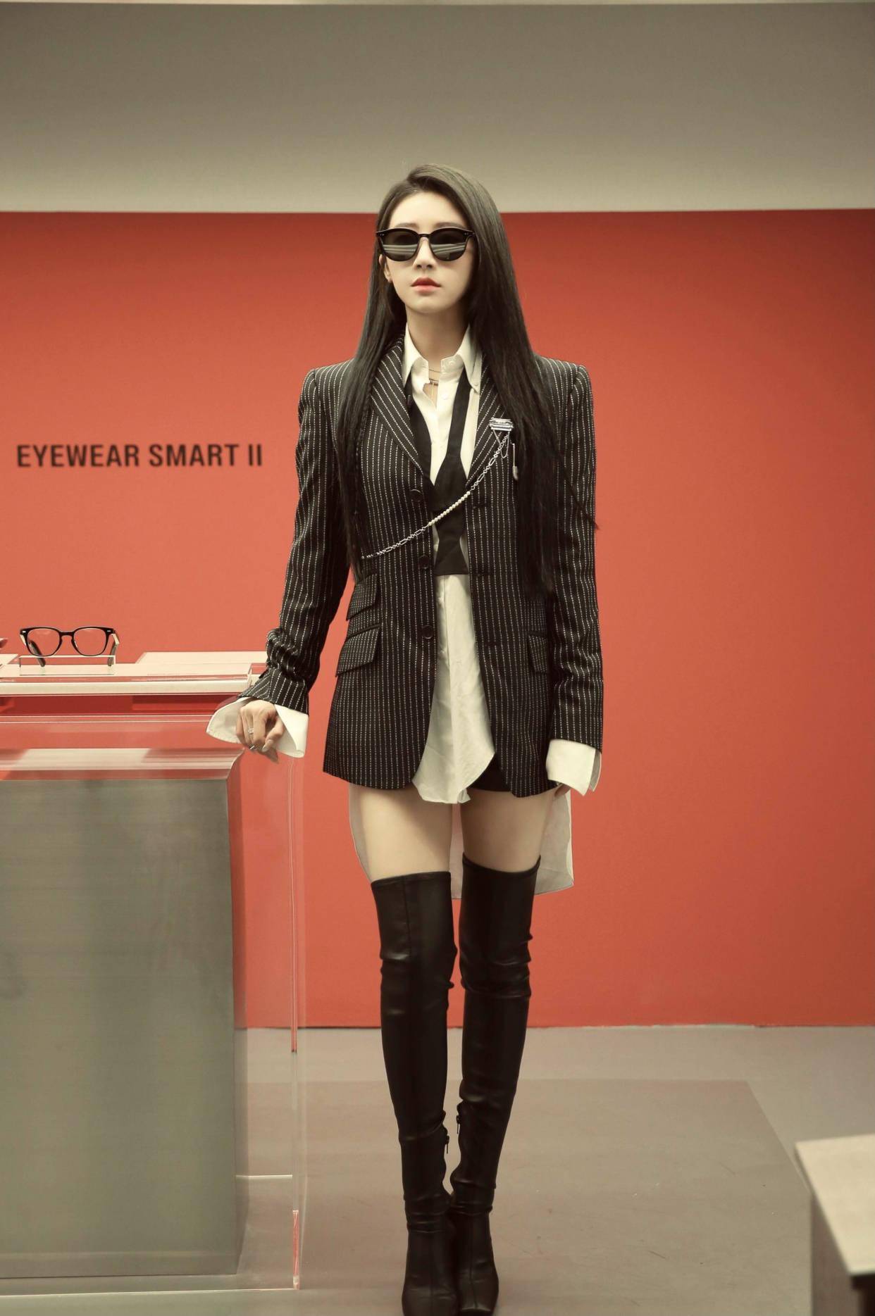 喻言太会穿姜黄露脐装配牛仔裤又纯又欲一头短发气场超a