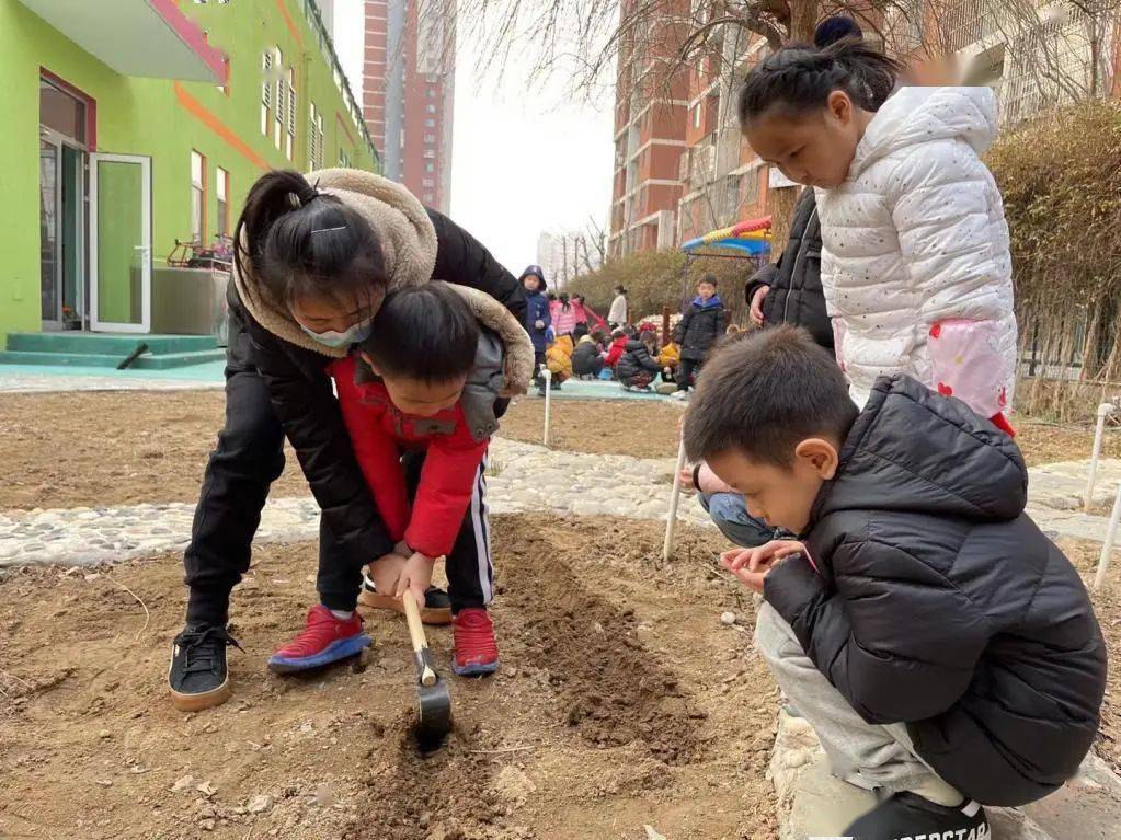 梨園鎮中心小學他們把希望播種在春天裡城市副中心的師生們帶著柔和的