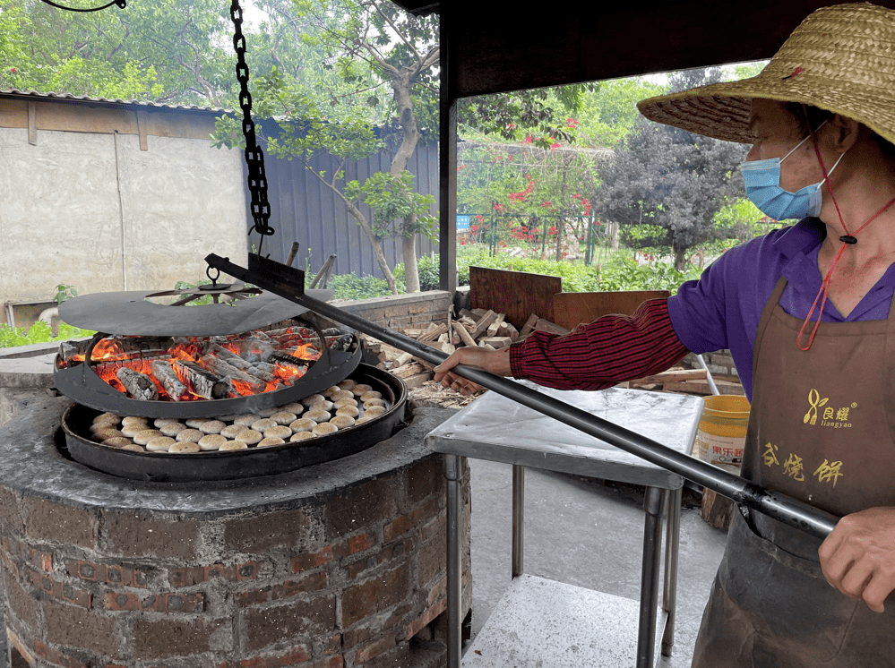 那么烧饼是如何制作?烧饼已经嵌入了恩平人的文化,美食基因里