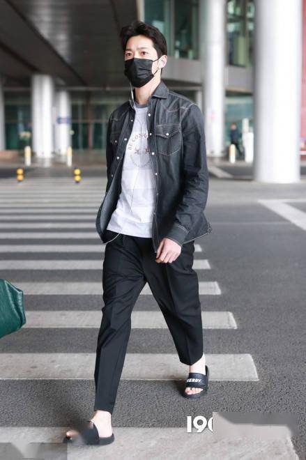 明确表态赖冠霖机场穿拖鞋大步疾走脚下生风