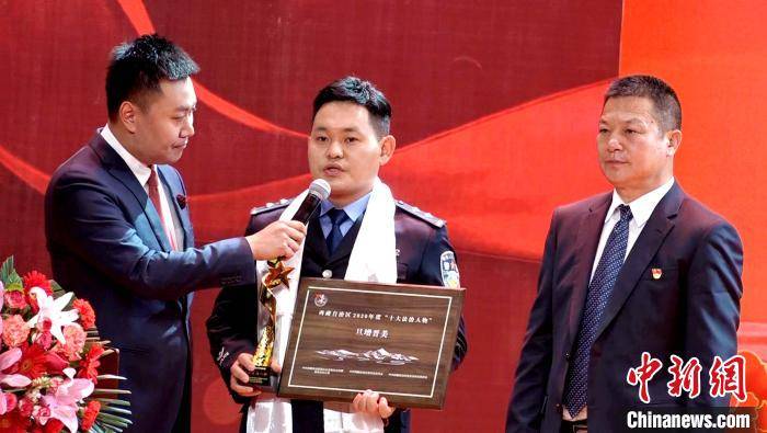 图为拉萨市公安局刑警支队四级警长旦增晋美发表感言.