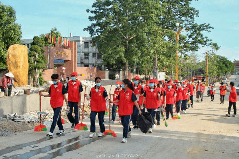 学校组织"换届跑旗"活动,壮大青年志愿者服务队成员数量,弘扬志愿服务