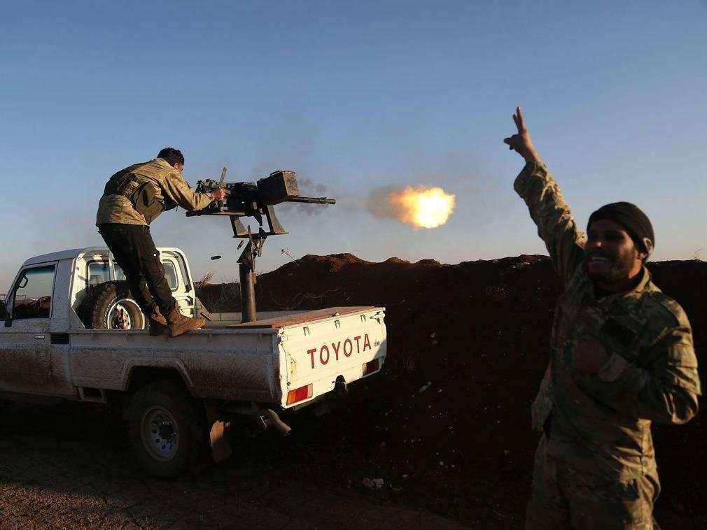 图马部长刚指责美国偷油没多久,美军就从油田浩浩荡荡地拉走300罐原油