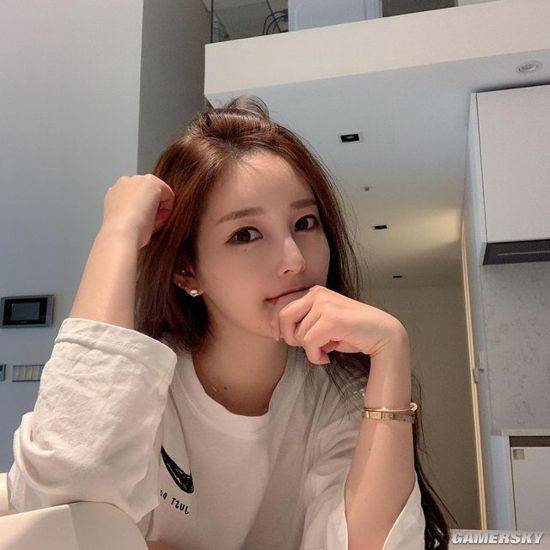 韩国美女漫画家走红网络二次元身材亲自cos女主角