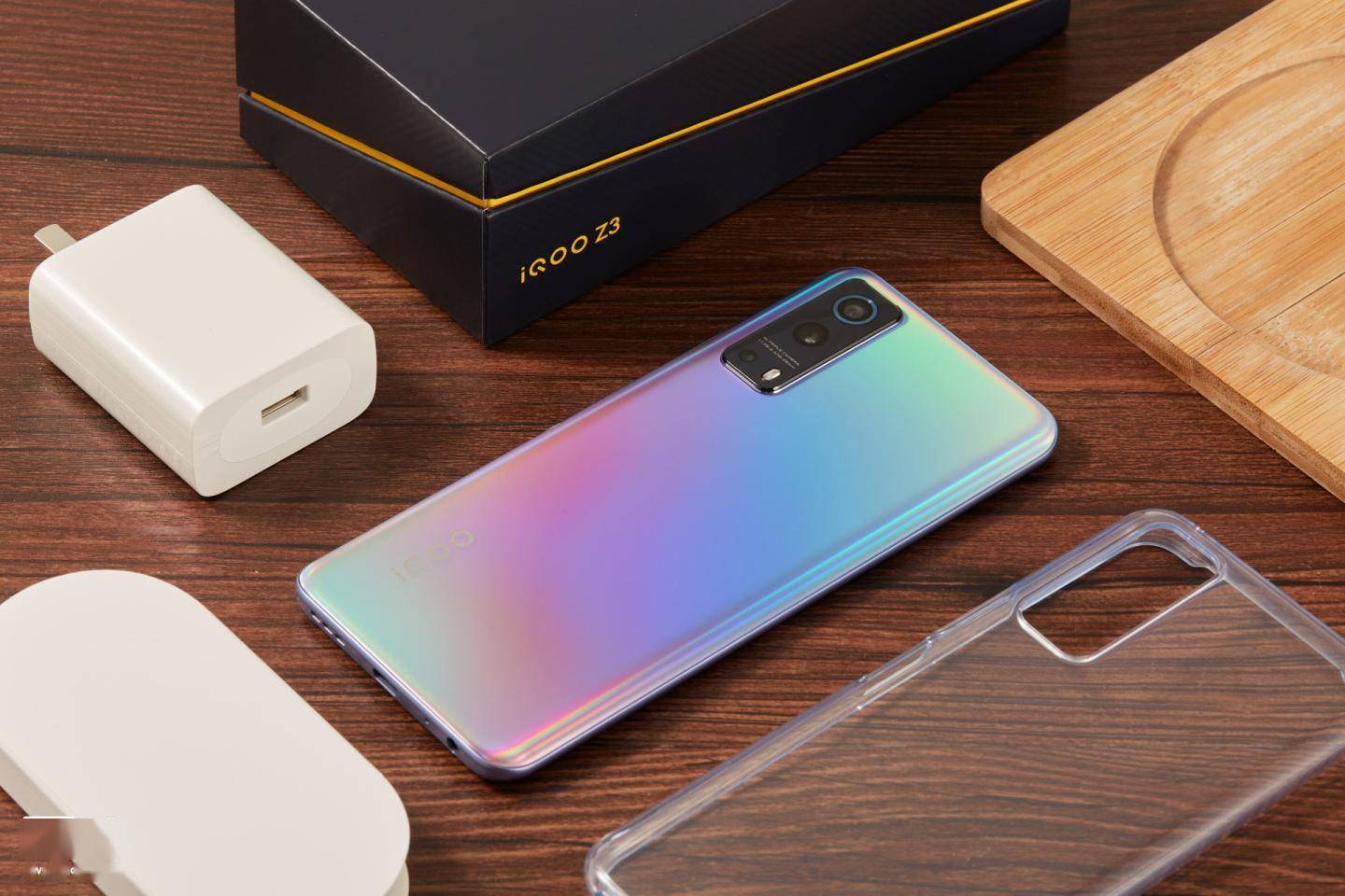 it之家开箱iqooz3图赏炫彩精致细腻触感