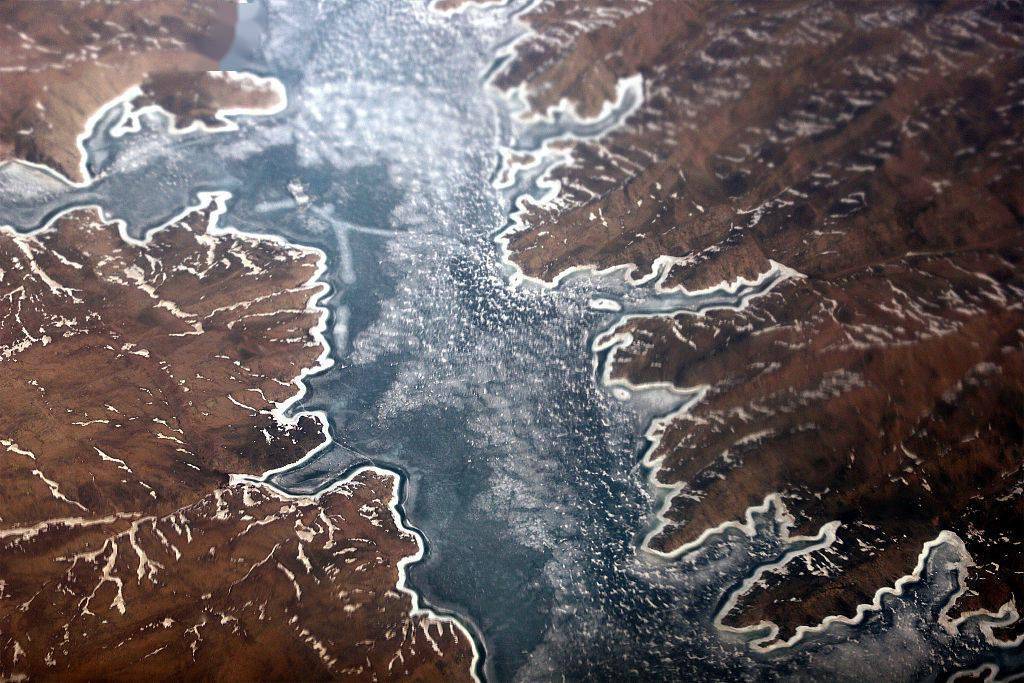 新疆阿勒泰：俯瞰大地上冰封河流 色彩斑斓