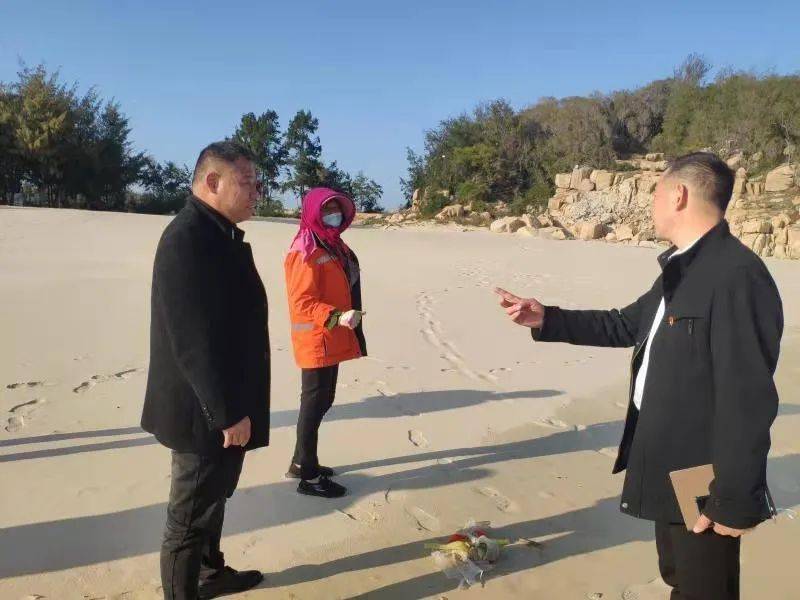 并实地察看了六秀澳,猫头墘海漂垃圾状况,察看了上攀溪入海口及东占村