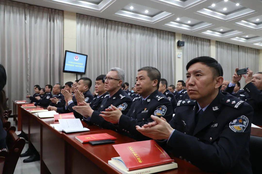 的人民警察,他和普天下的爸爸一樣,骨肉之軀內心溫軟,但他頭頂國徽