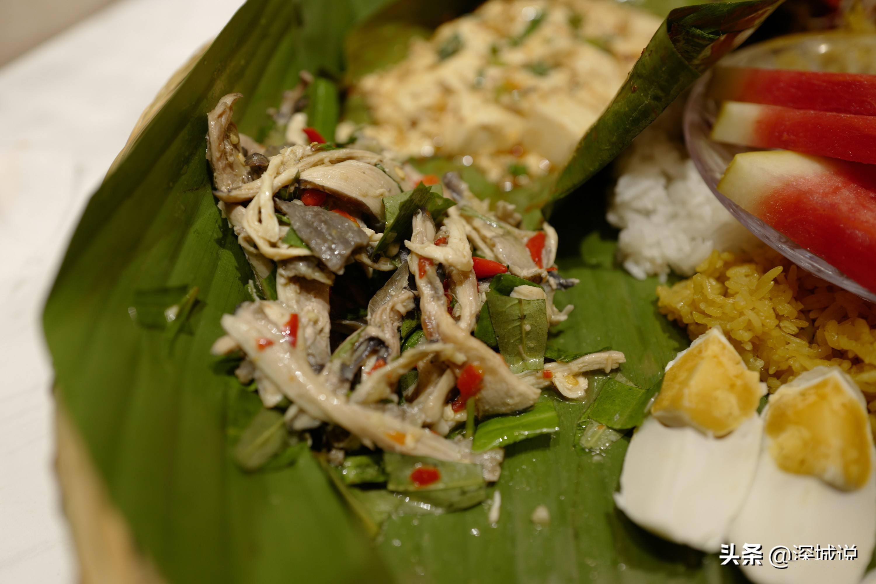 在昆明吃一份傣族特色手抓饭配料丰富美味两个人都吃不完