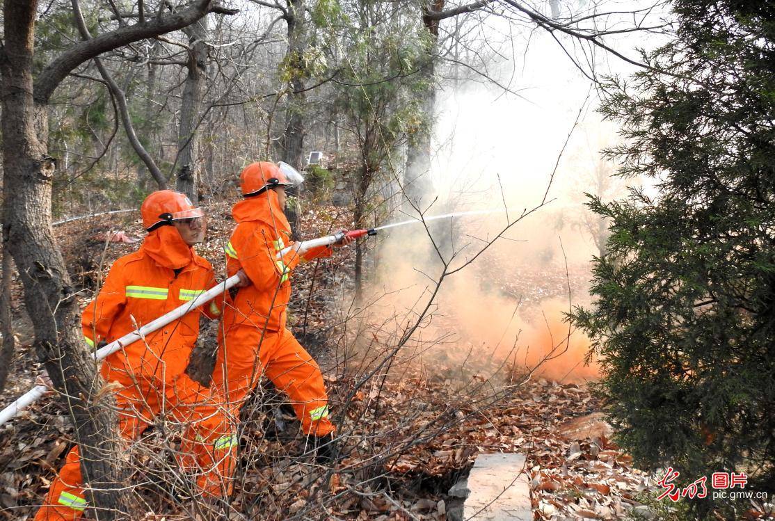 江苏连云港演练森林防火救援备战清明祭扫高峰