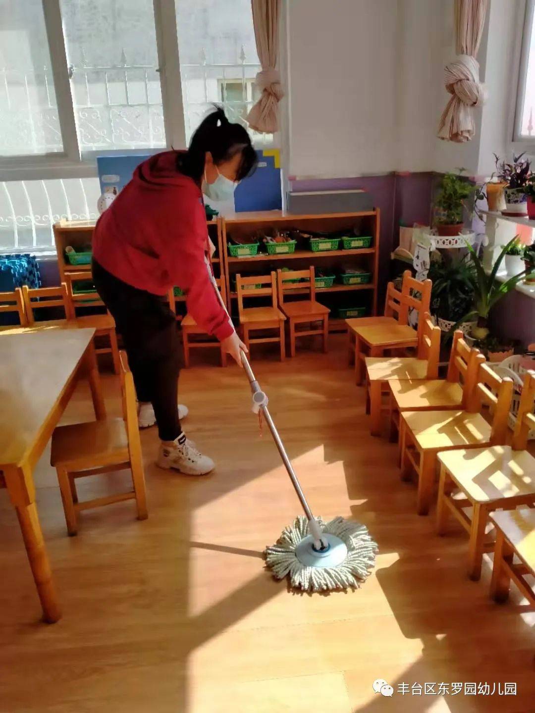 创建卫生园人人都有责东罗园幼儿园周末校园大扫除活动