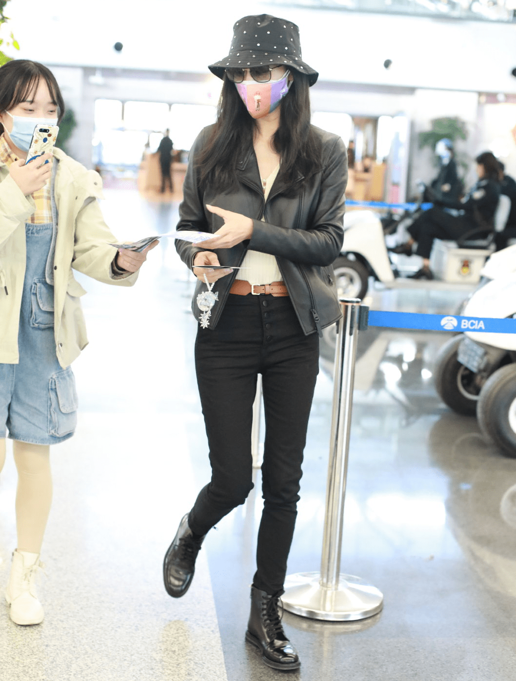 景甜出行穿得好浮夸皮革外套搭配皮革短靴意外暴露好身材