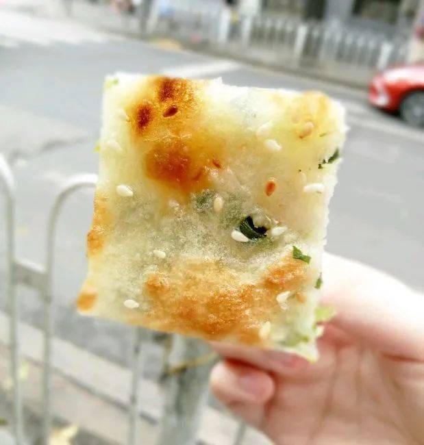 lisuu刚出炉的葱油饼,饼皮金黄焦脆,里面一层层包裹着葱花,咬一口外 