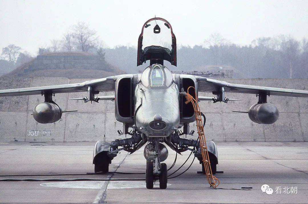 "蓝色42"号米格-27k接通加力起飞:滑行中的"蓝色45"号米格-27k:拥集在