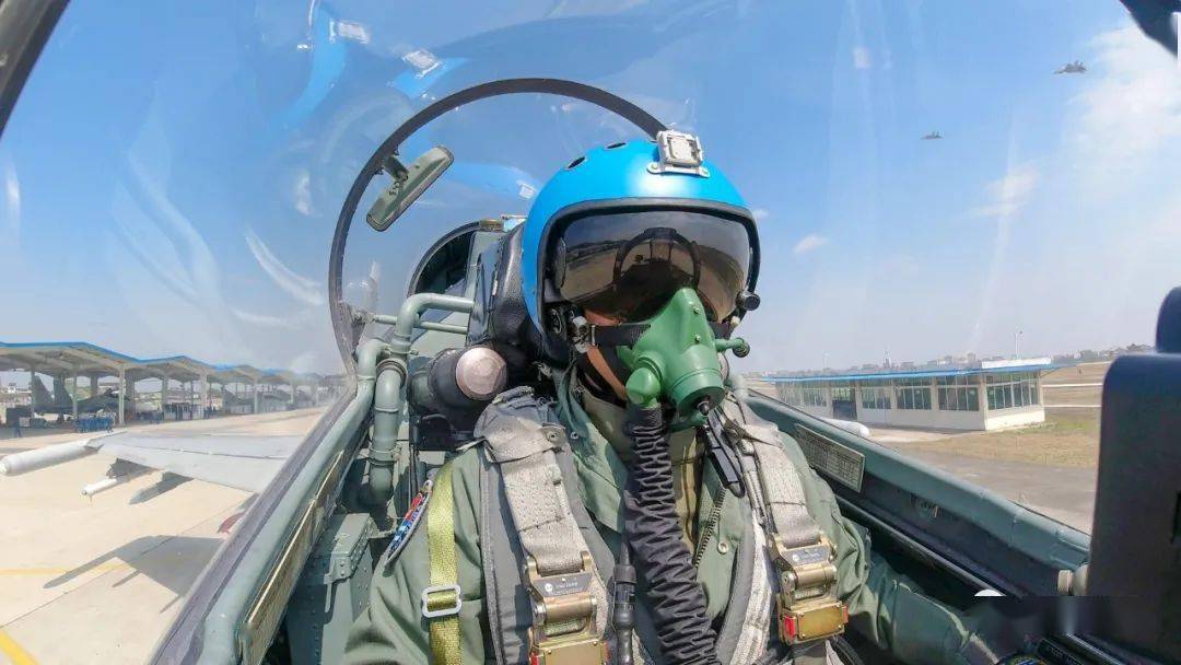 多型战机升空……_飞行员
