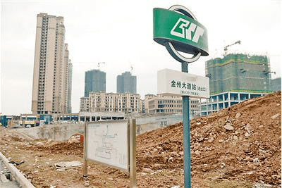 开发商也是拼了?重庆楼市最火的中央公园,惊爆山寨地铁标识牌