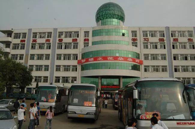 联盛中学鑫飞中学2012年7月,鑫飞集团投入巨资修建鑫飞中学,为家乡