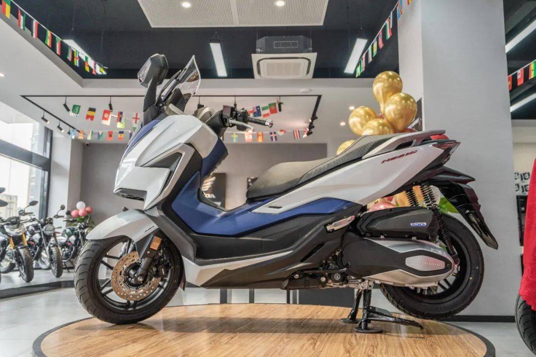 nss350车主合影留念honda wing 江苏苏州店交车仪式活动现场,5台崭新