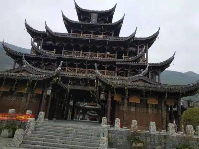 "惹巴拉宫冲天楼"是酉水流域最高最大的冲天楼.