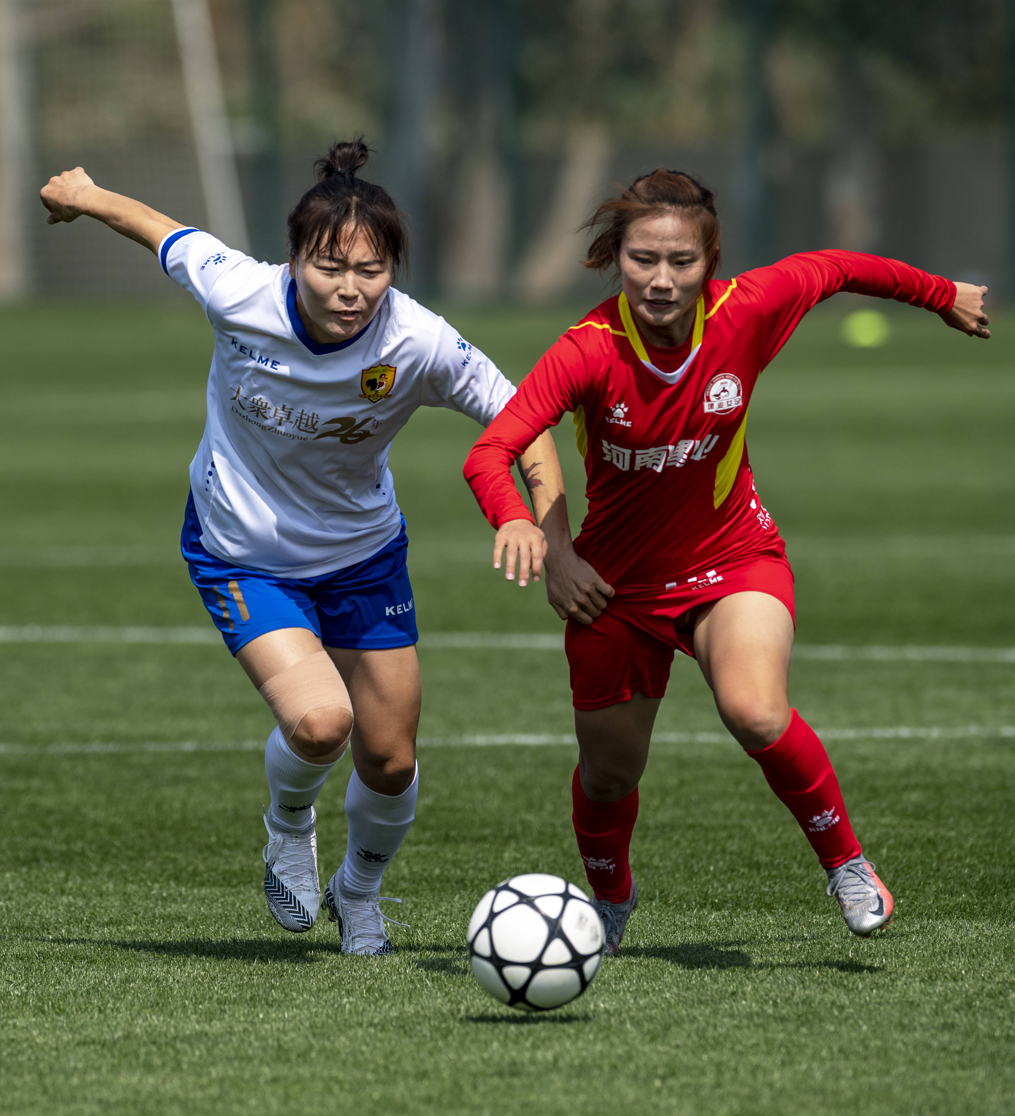 3月29日,长春大众置业队球员李雯(右二)在比赛中带球进攻.