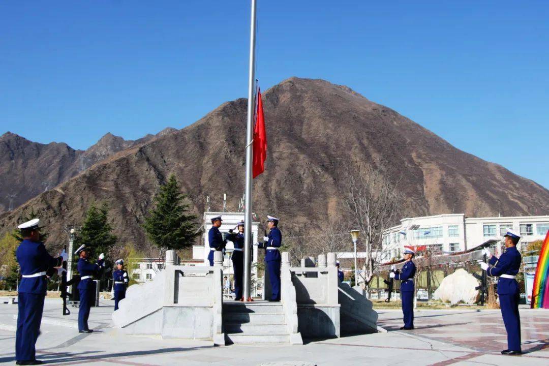 图为那曲市"升国旗,唱国歌"仪式现场.记者 万靖 摄.