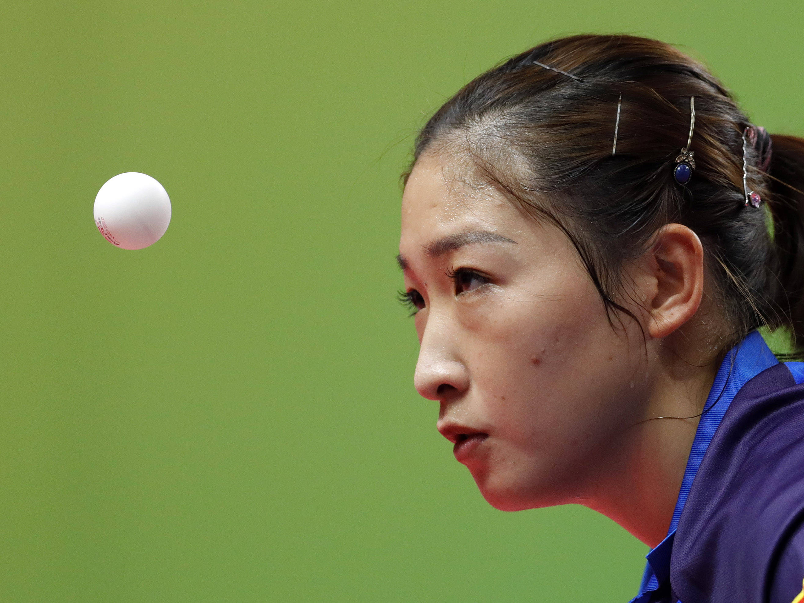 3月30日,广东队选手刘诗雯在比赛中.她以3比0战胜安徽国轩队选手许诺.