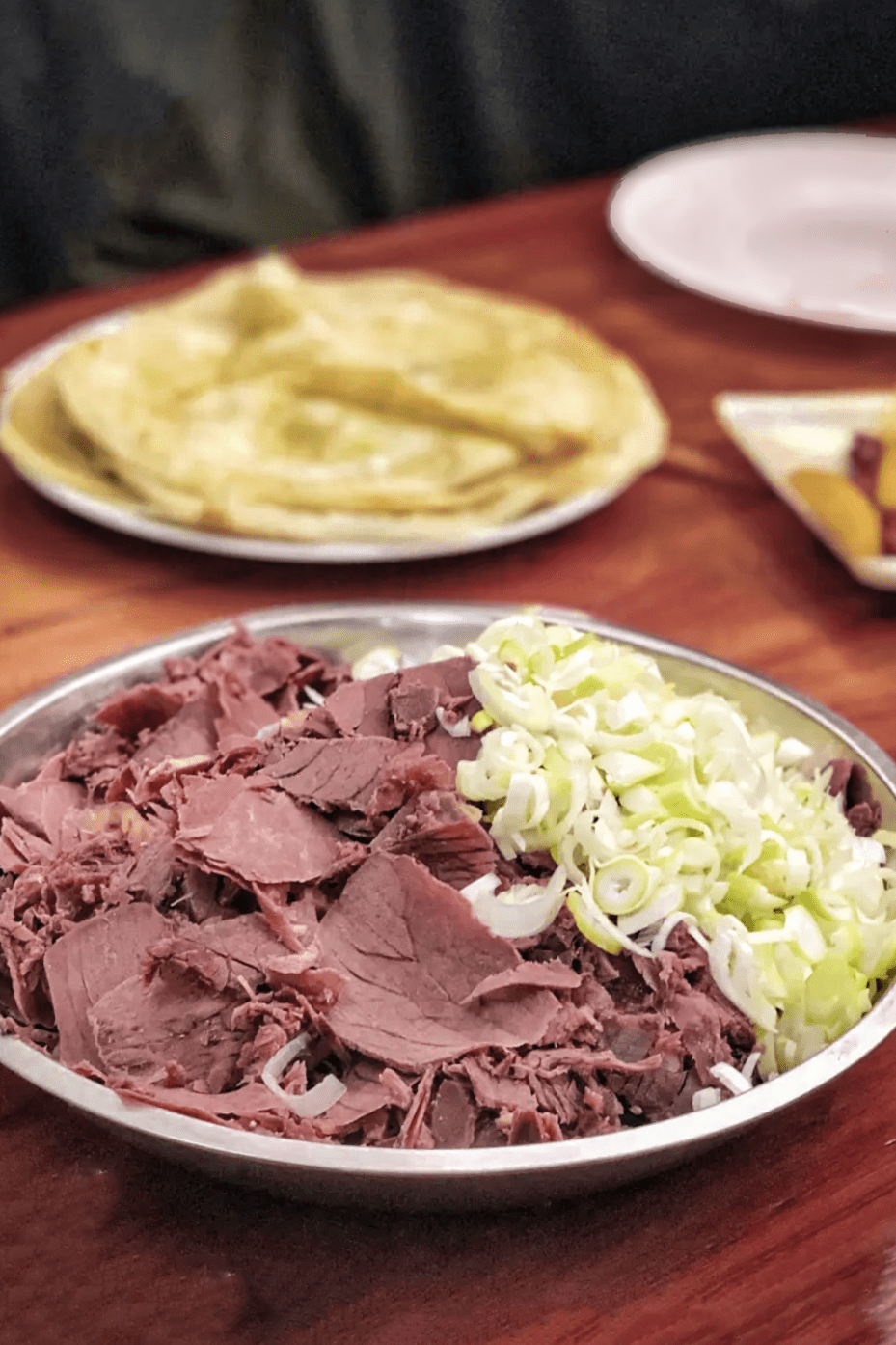 山西长治·驴肉甩饼油香四溢的大饼卷驴肉伊伊春饼,多家连锁店老昌